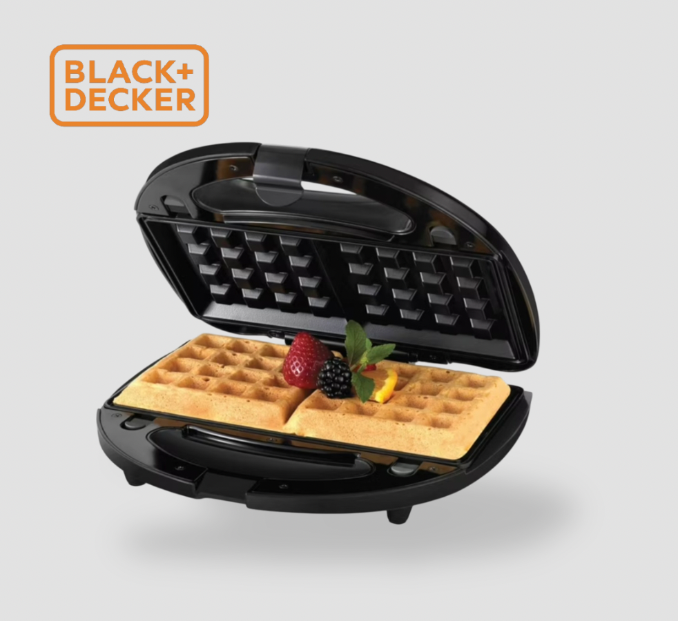 Gros plan du gaufrier BLACK+DECKER ouvert avec gaufre dorée cuite garnie de fraise et de mûre