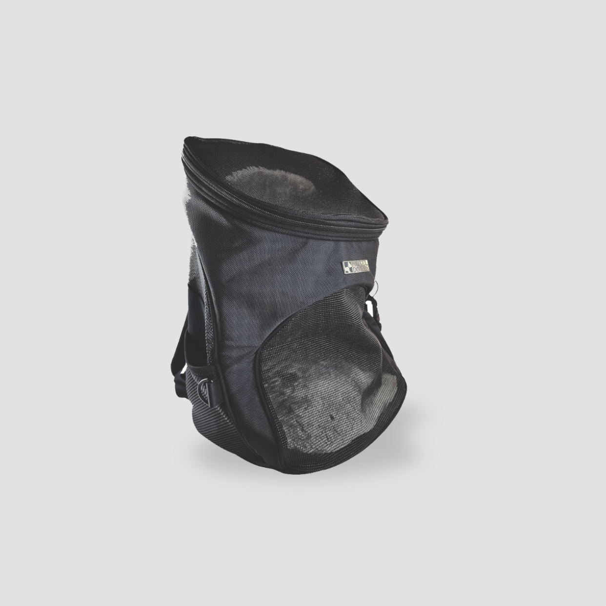 Vue inclinée du dessus du sac à dos pour animal noir avec panneaux latéraux en mesh et fermeture éclair