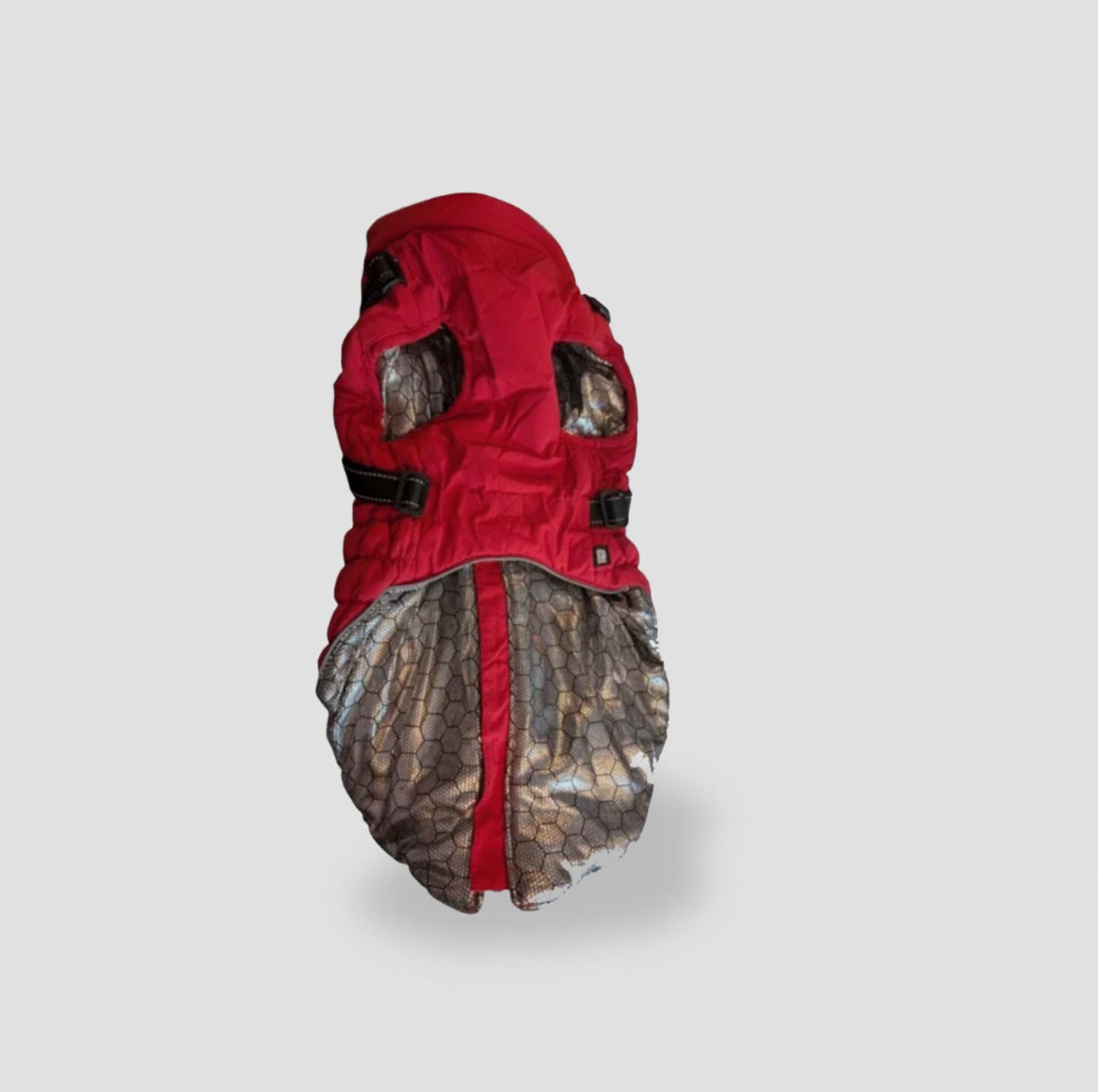 Veste pour chien rouge à capuche retournée montrant la doublure à motif nid d'abeille et la garniture rouge