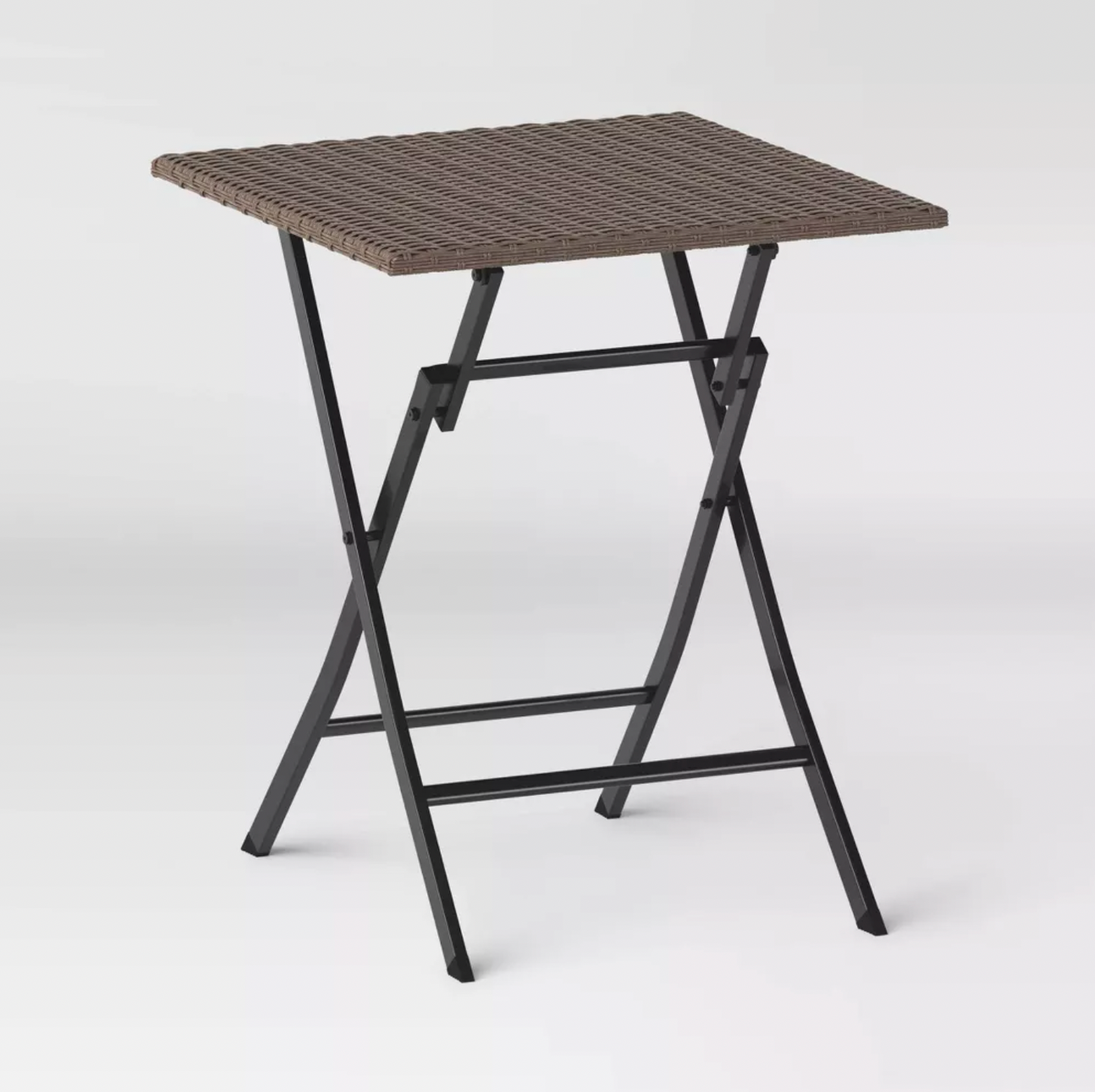 Table d'appoint pliante carrée en osier brun pour patio avec cadre en acier noir, vue produit trois-quarts