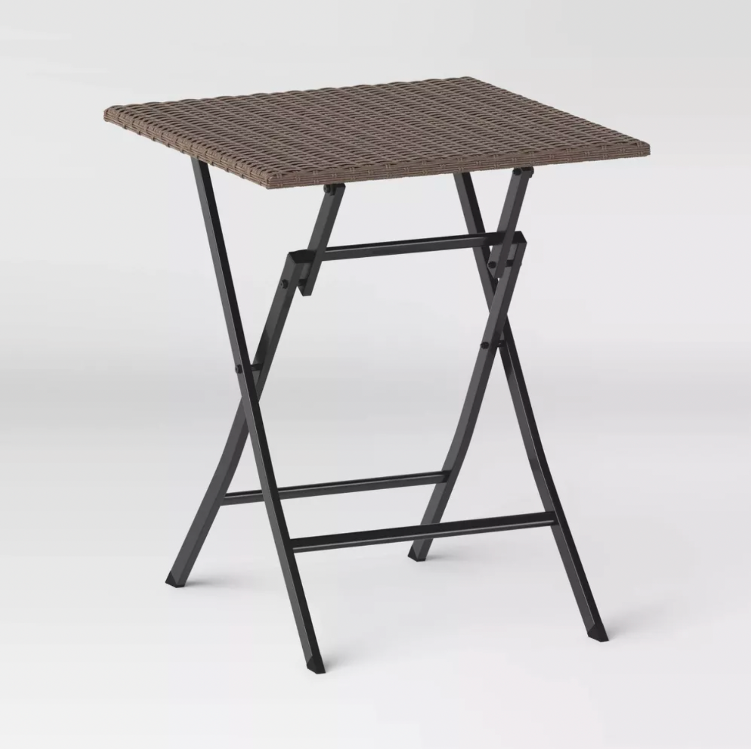 Table d'appoint pliante carrée en osier brun pour patio avec cadre en acier noir, vue produit trois-quarts