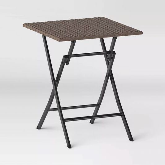 Table d'appoint pliante carrée en osier brun pour patio avec cadre en acier noir, vue produit trois-quarts