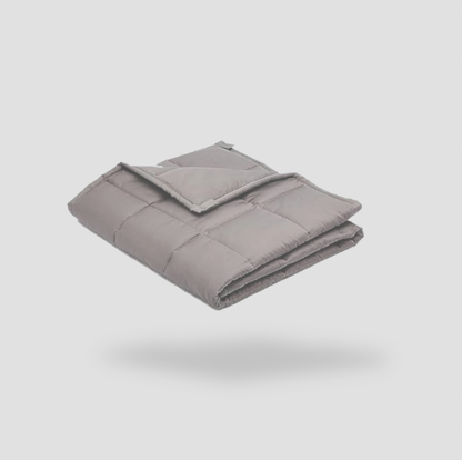 Couverture lestée grise pliée sur fond blanc, vue produit en perspective