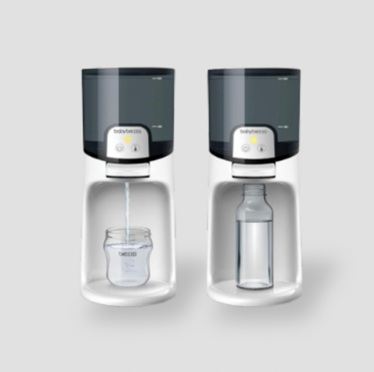 Deux chauffe-biberons instantanés Baby Brezza côte à côte distribuant de l'eau chaude dans un biberon et une bouteille en verre