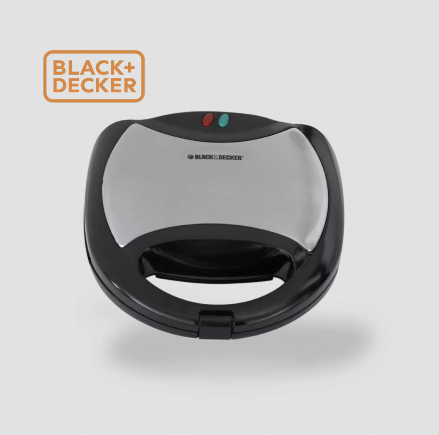 Gril et gaufrier 3-en-1 BLACK+DECKER avec corps en plastique noir, couvercle en acier inoxydable et voyants rouge et vert, vue de face