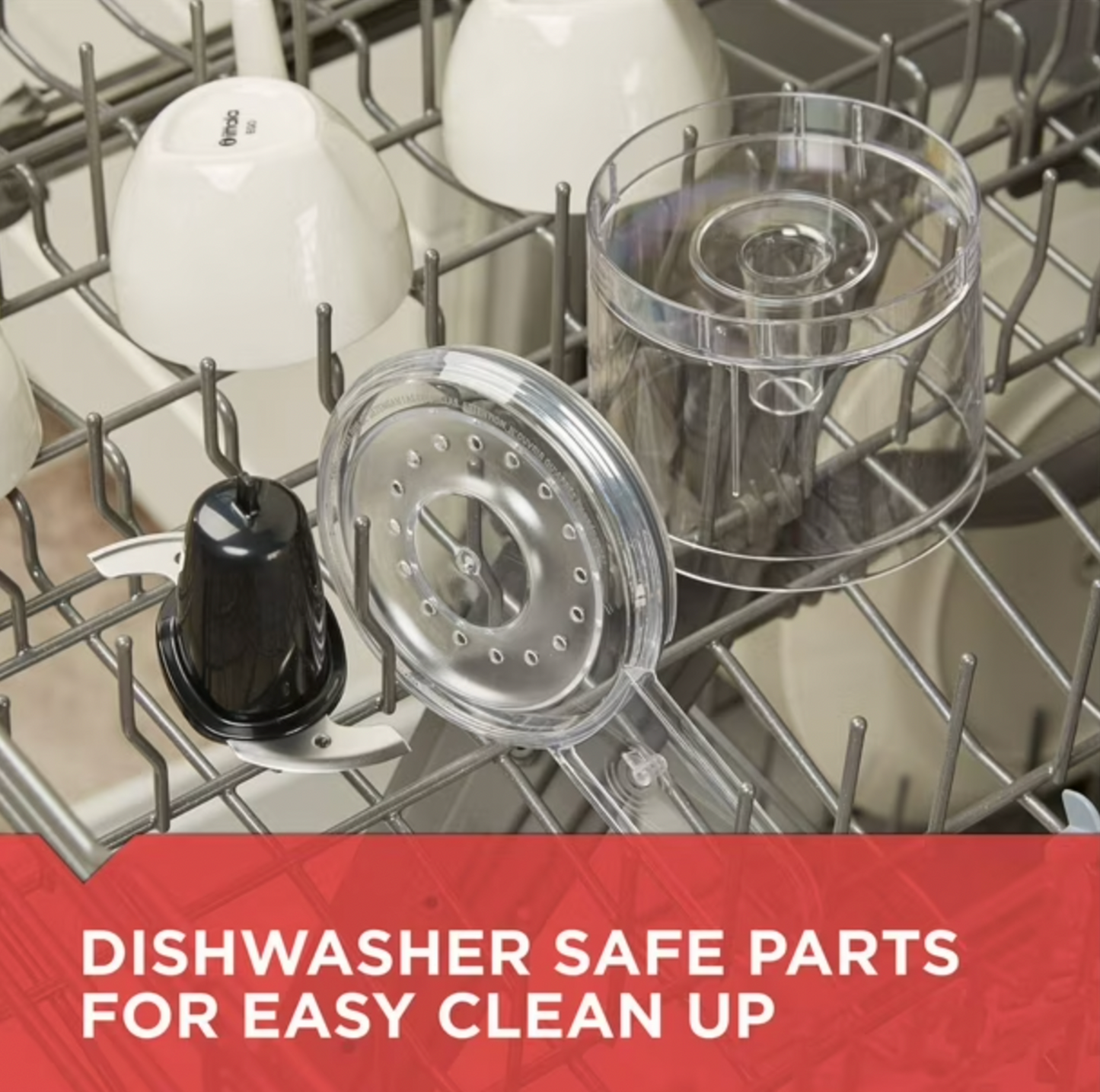 Bol, couvercle et lame transparents du robot culinaire placés sur le panier supérieur du lave-vaisselle avec des bols et tasses, mention Dishwasher Safe Parts for Easy Clean Up