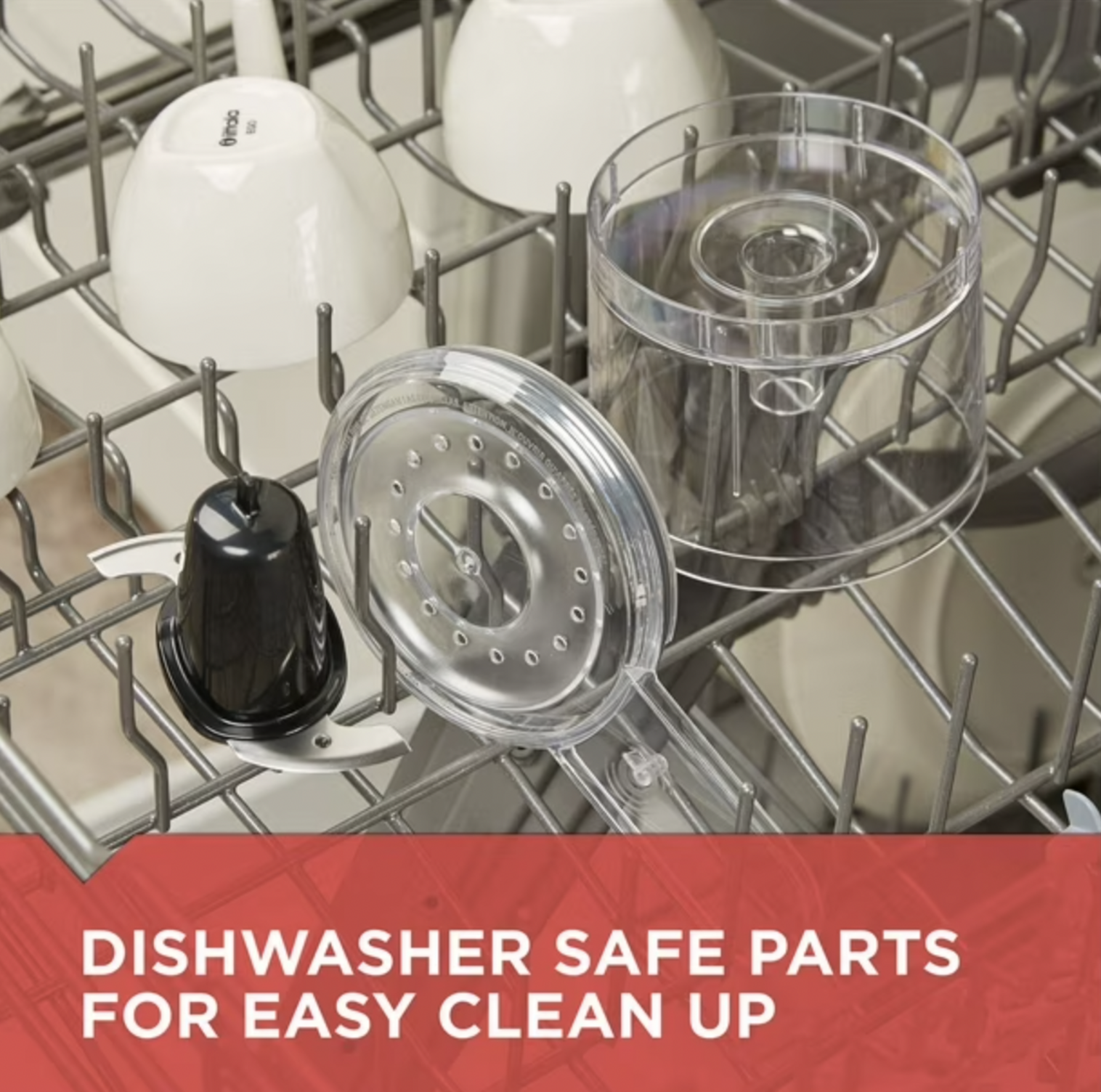Bol, couvercle et lame transparents du robot culinaire placés sur le panier supérieur du lave-vaisselle avec des bols et tasses, mention Dishwasher Safe Parts for Easy Clean Up