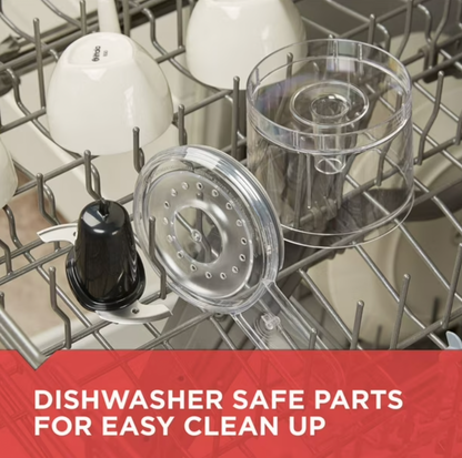 Bol, couvercle et lame transparents du robot culinaire placés sur le panier supérieur du lave-vaisselle avec des bols et tasses, mention Dishwasher Safe Parts for Easy Clean Up