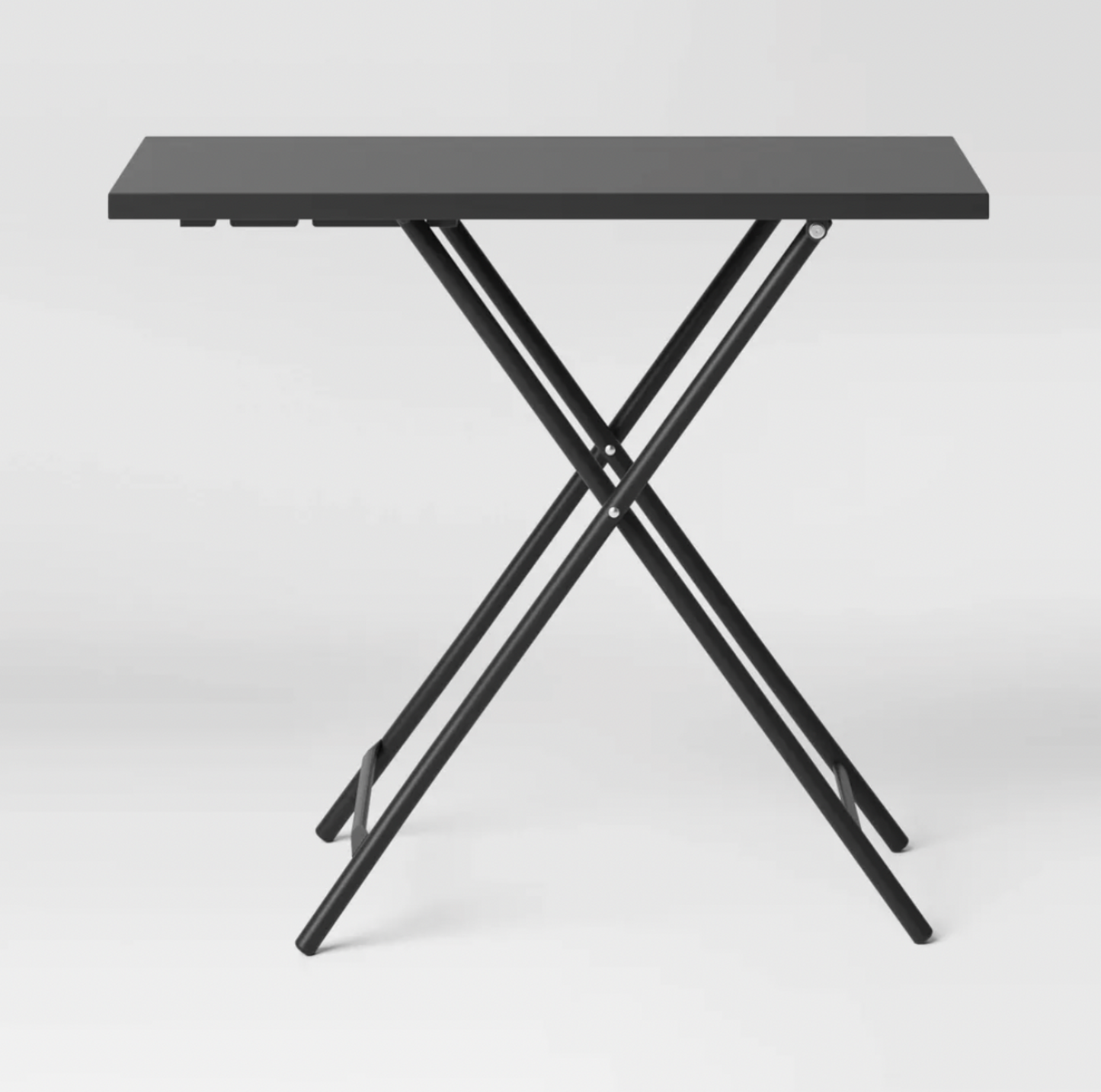 Vue de face de la table d'appoint pliante d'extérieur en acier noir avec piètement à pattes croisées
