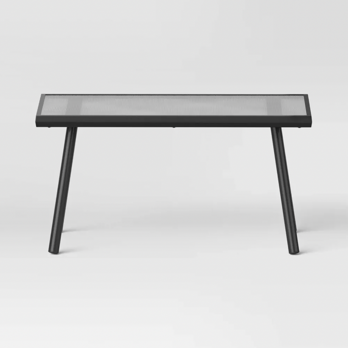 Vue de face de la table basse rectangulaire en acier noir avec plateau en verre texturé et pieds évasés