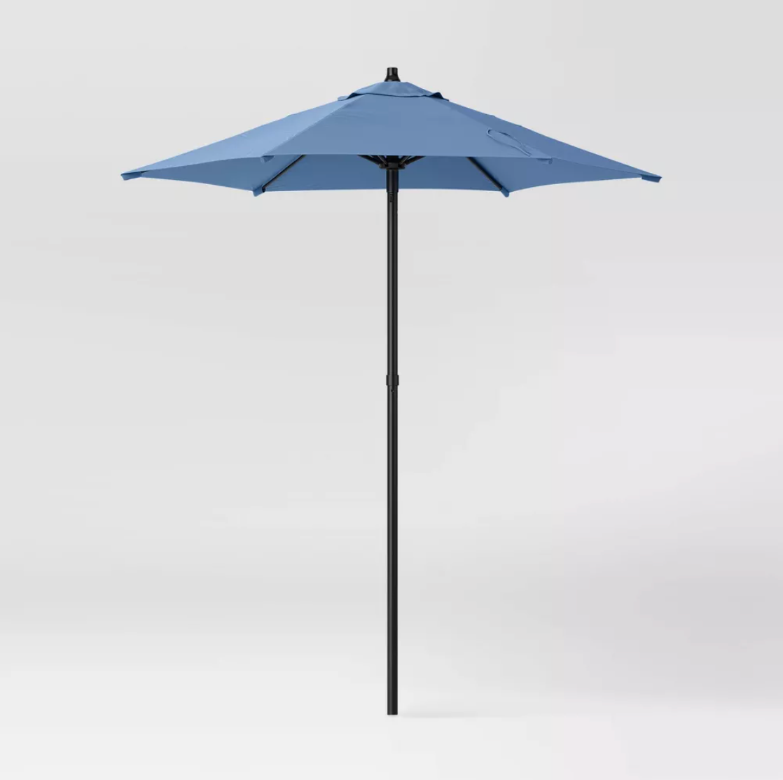 Vue verticale produit du parasol de patio bleu avec mât en métal noir sur fond blanc