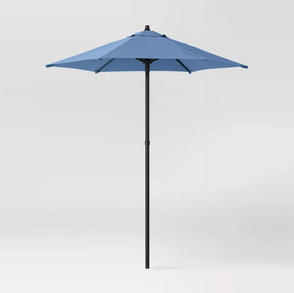 Vue verticale produit du parasol de patio bleu avec mât en métal noir sur fond blanc