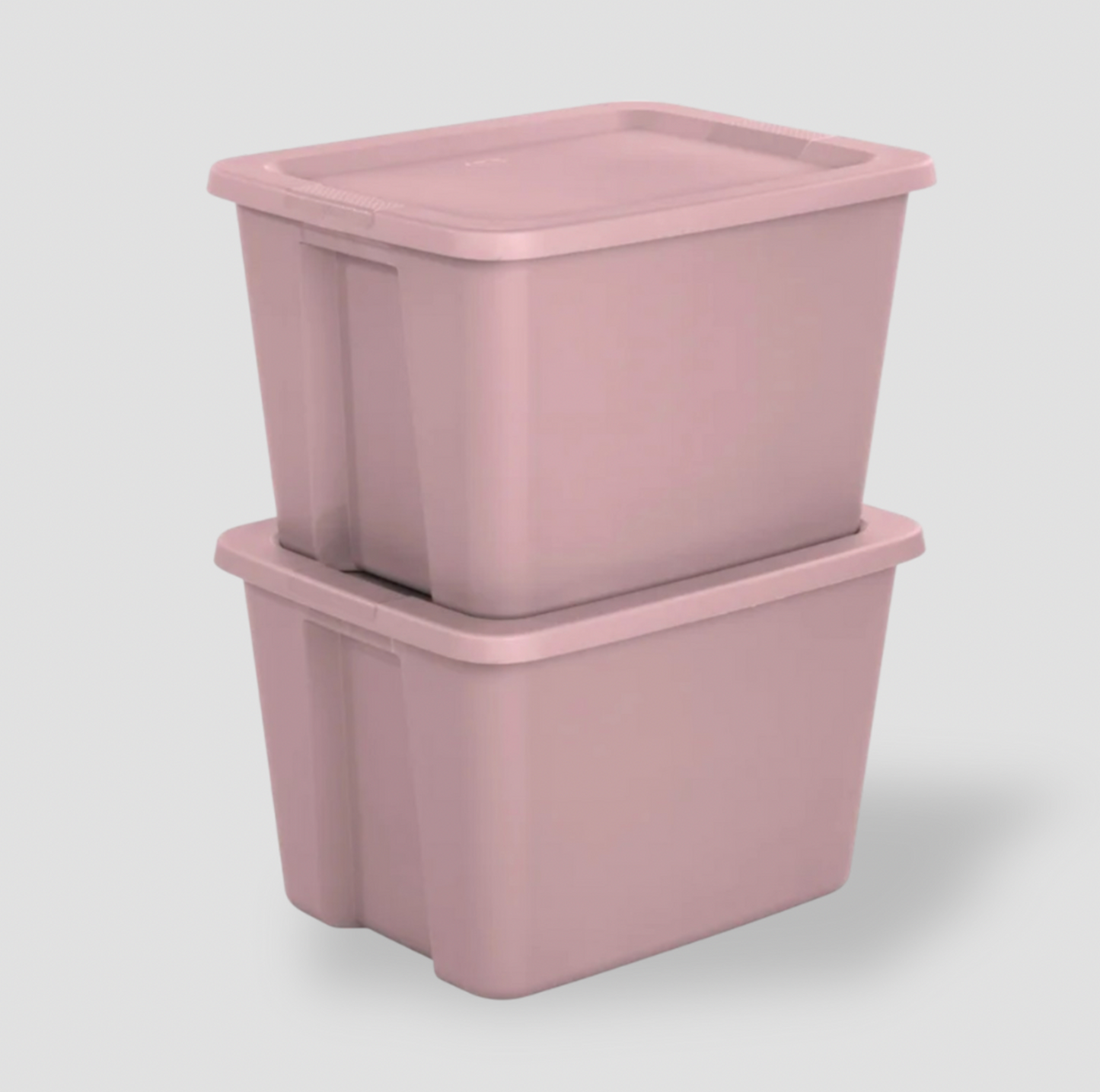 Deux bacs de rangement rose pâle avec couvercles empilés en angle sur fond clair