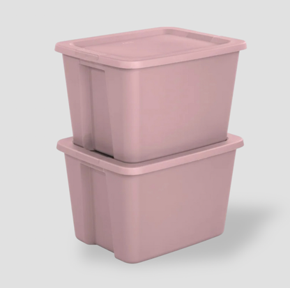 Deux bacs de rangement rose pâle avec couvercles empilés en angle sur fond clair