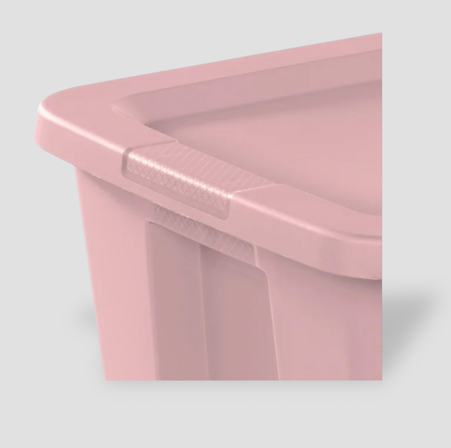 Gros plan d'un coin du couvercle rose pâle montrant le détail texturé du fermoir