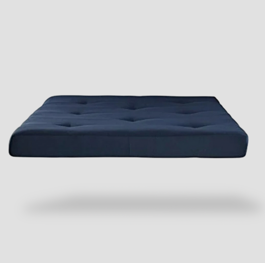 Matelas futon double bleu marine capitonné, vue trois-quarts avant sur fond gris