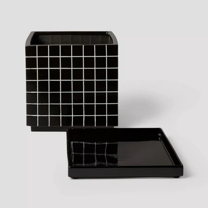 Cache-pot en céramique noire à motif quadrillé avec soucoupe carrée assortie séparée, vue produit