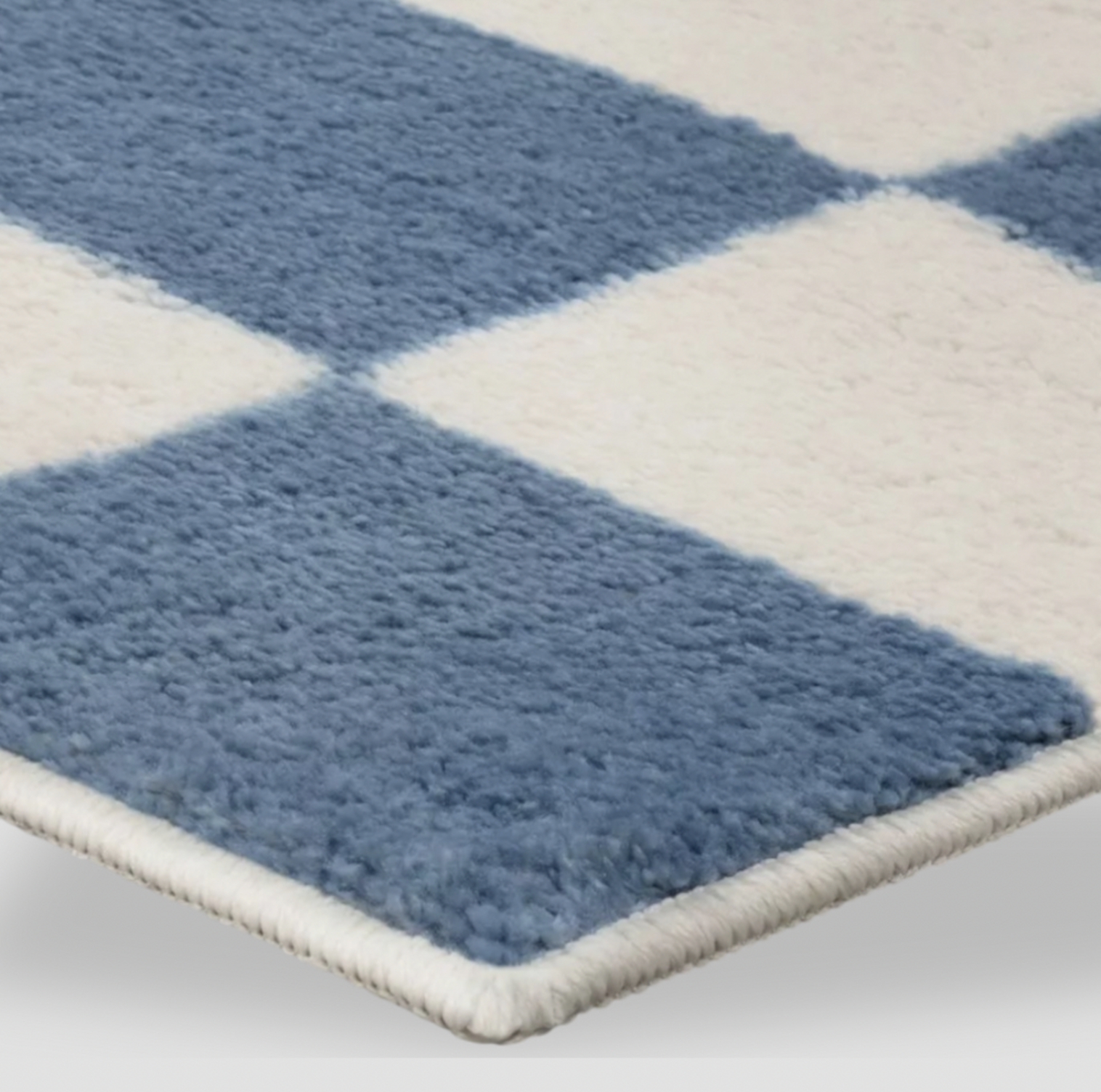 Gros plan du poil touffeté à damier bleu et crème avec bordure liée