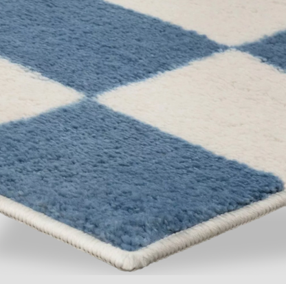 Gros plan du poil touffeté à damier bleu et crème avec bordure liée