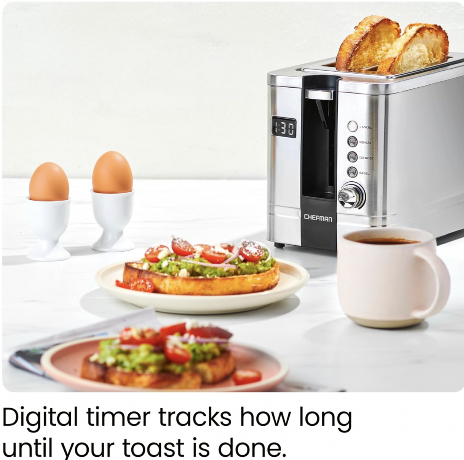 Grille-pain Chefman en acier inoxydable sur une table de petit-déjeuner avec assiettes de toasts à la bruschetta, œufs à la coque dans des coquetiers et tasse à café, mention Digital timer