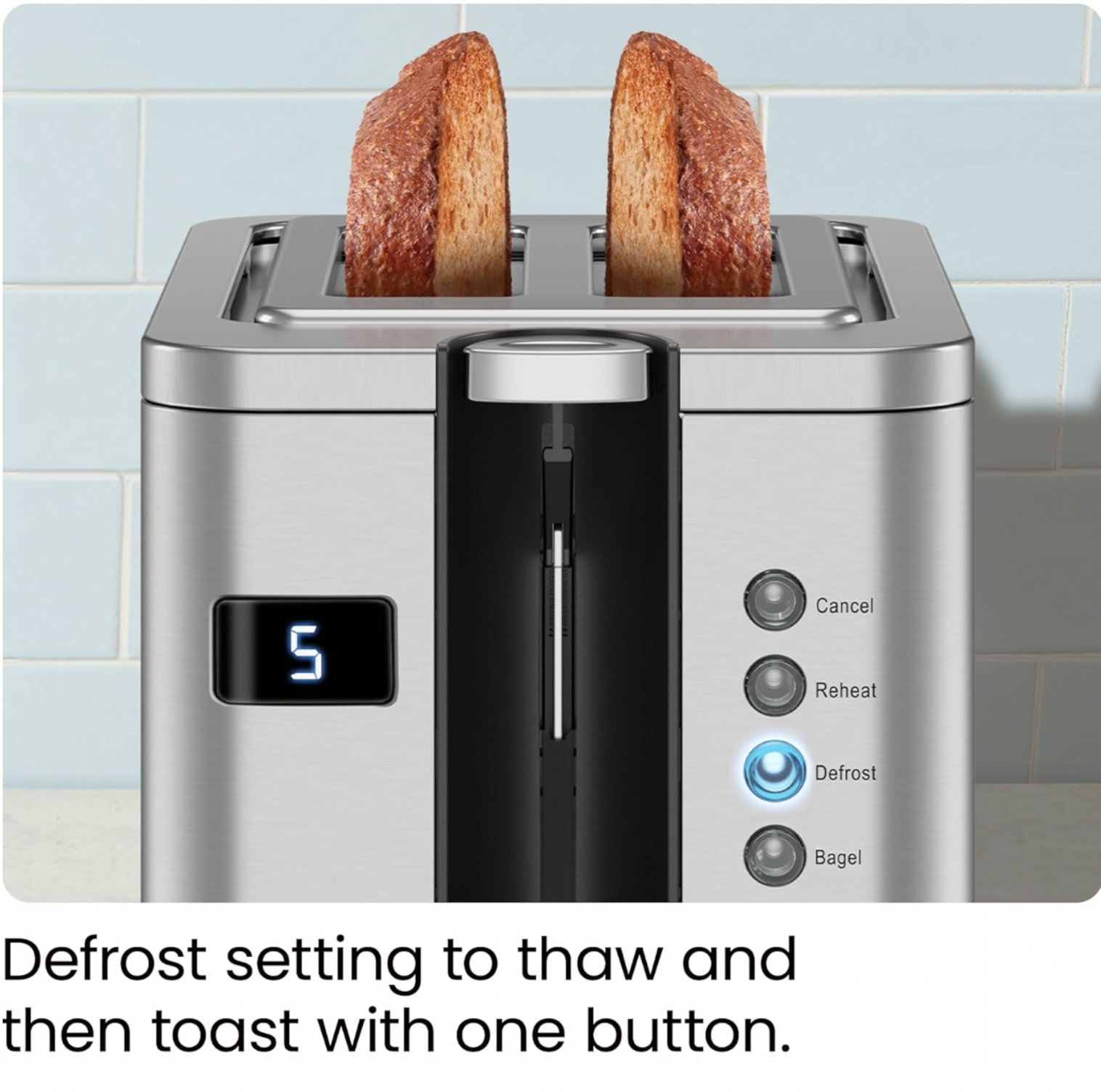 Gros plan de face du panneau de commande du grille-pain Chefman avec boutons Cancel, Reheat, Defrost et Bagel et pain grillé visible dans les fentes, mention Defrost setting