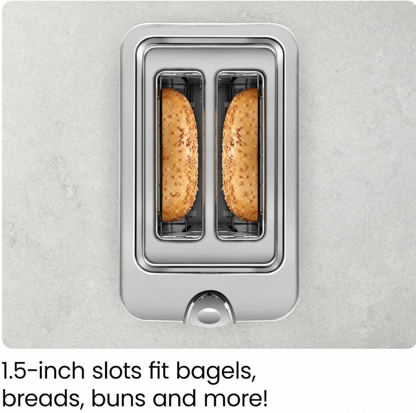 Vue plongeante du dessus du grille-pain Chefman avec deux moitiés de bagel grillées dans les fentes extra-larges, mention 1.5-inch slots fit bagels