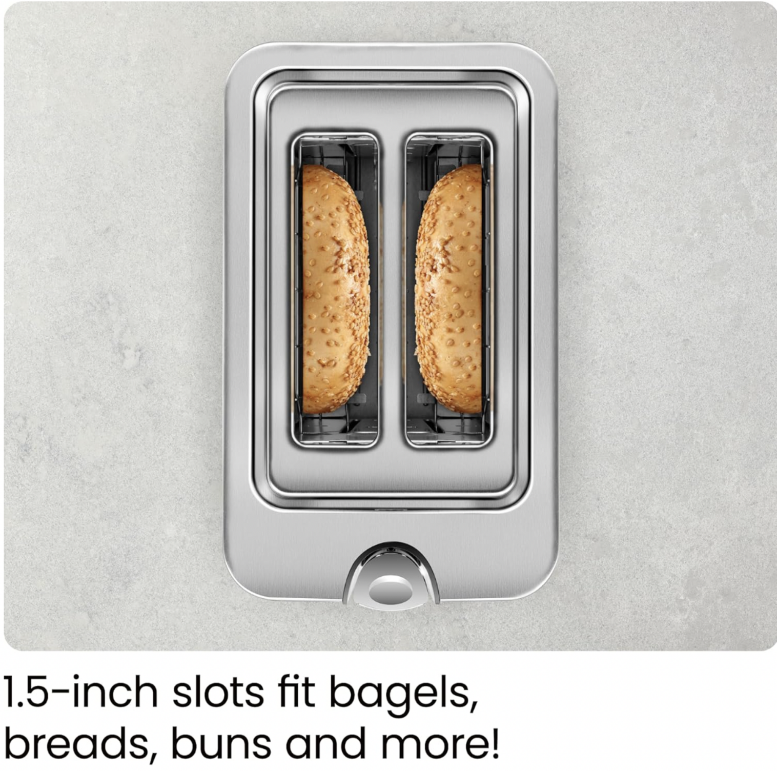 Vue plongeante du dessus du grille-pain Chefman avec deux moitiés de bagel grillées dans les fentes extra-larges, mention 1.5-inch slots fit bagels