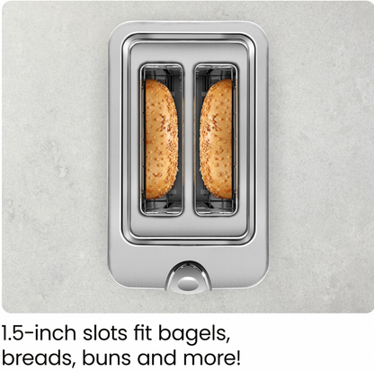 Vue plongeante du dessus du grille-pain Chefman avec deux moitiés de bagel grillées dans les fentes extra-larges, mention 1.5-inch slots fit bagels