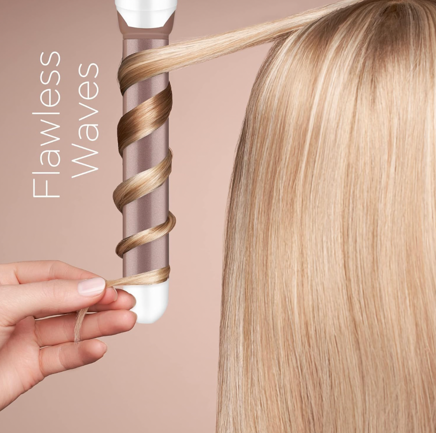 Fer à boucler en céramique or rose coiffant une mèche de cheveux blonds longs avec mention Flawless Waves