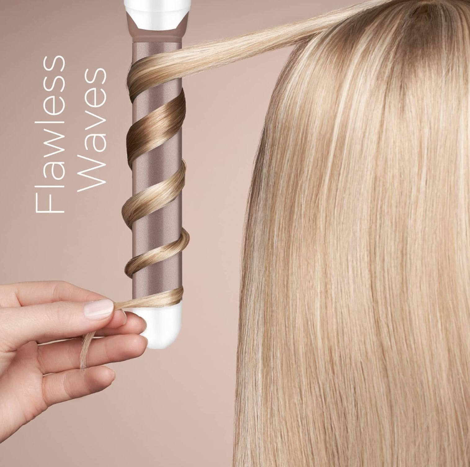 Fer à boucler en céramique or rose coiffant une mèche de cheveux blonds longs avec mention Flawless Waves
