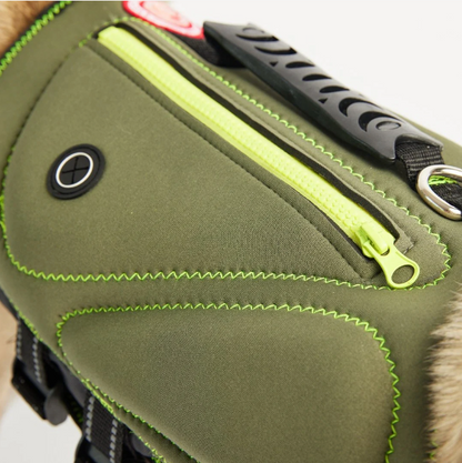 Détail du panneau latéral du gilet en néoprène vert avec poche zippée jaune et surpiqûres contrastantes
