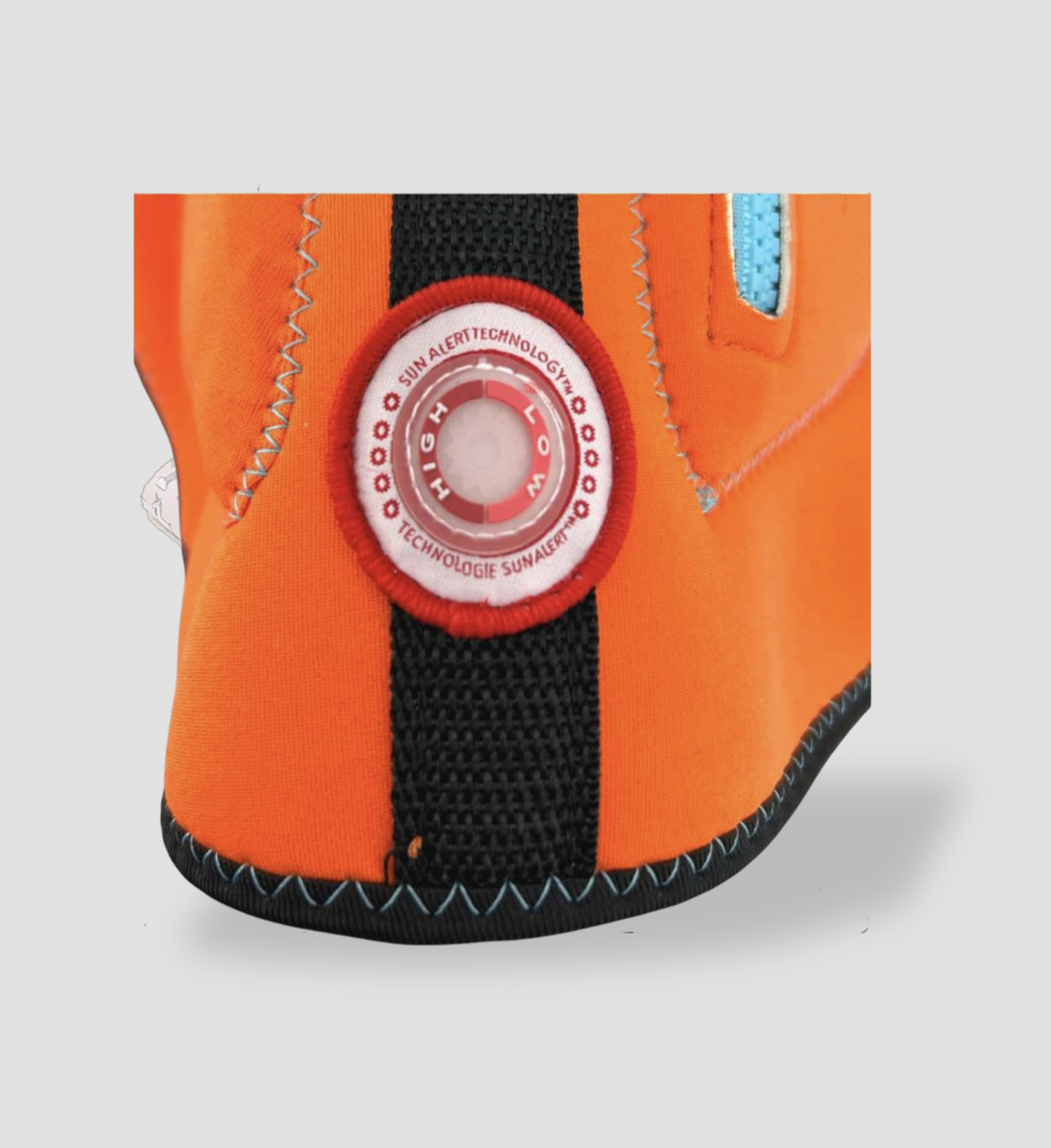 Gros plan du gilet de sauvetage pour chien orange avec badge indicateur Sun Alert haut-bas rouge sur la sangle centrale noire