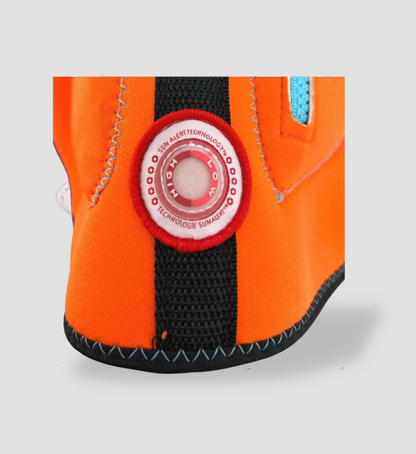 Gros plan du gilet de sauvetage pour chien orange avec badge indicateur Sun Alert haut-bas rouge sur la sangle centrale noire
