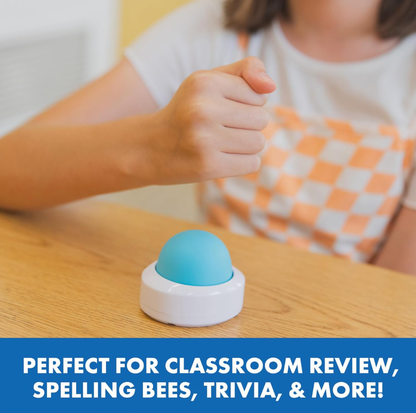 Enfant tendant la main pour appuyer sur le buzzer dôme bleu sans fil Eggspert posé sur un bureau en bois, mention Perfect for Classroom Review, Spelling Bees, Trivia