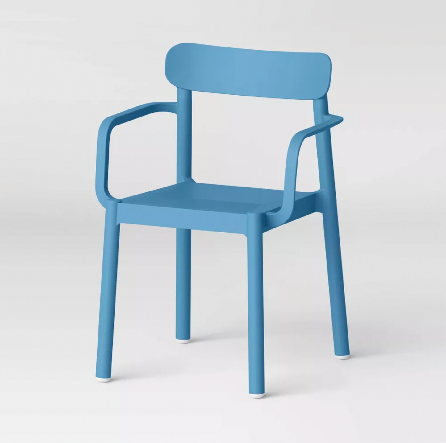 Chaise de salle à manger empilable Elba en plastique bleu avec accoudoirs et dossier incurvé, vue trois-quarts
