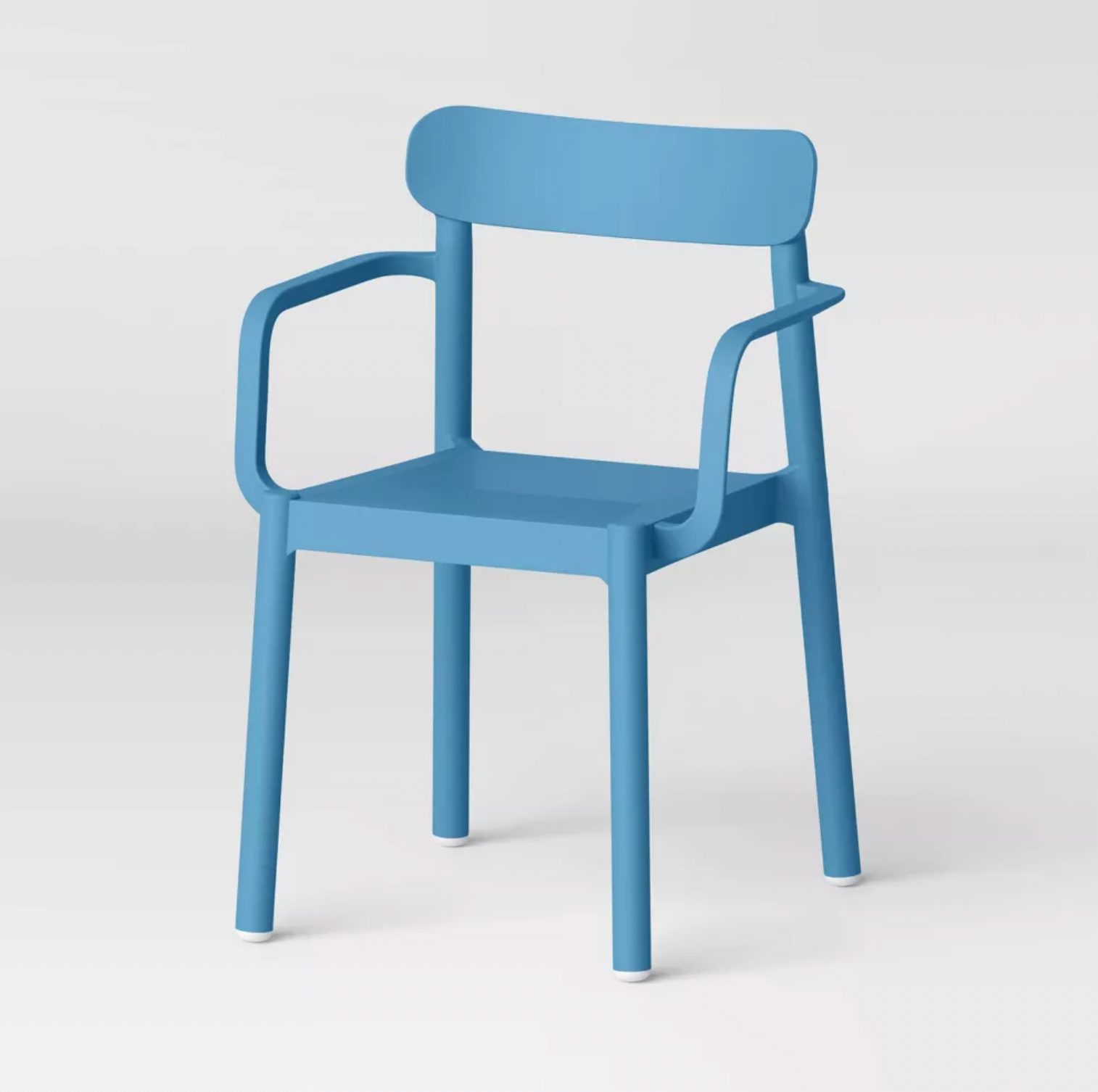 Chaise de salle à manger empilable Elba en plastique bleu avec accoudoirs et dossier incurvé, vue trois-quarts