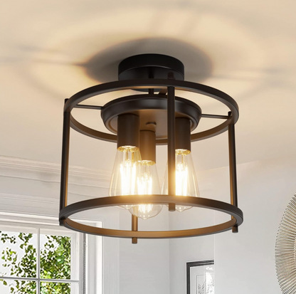 Plafonnier semi-encastré 3 lumières style ferme à cage tambour noire avec ampoules Edison allumées, installé dans un corridor