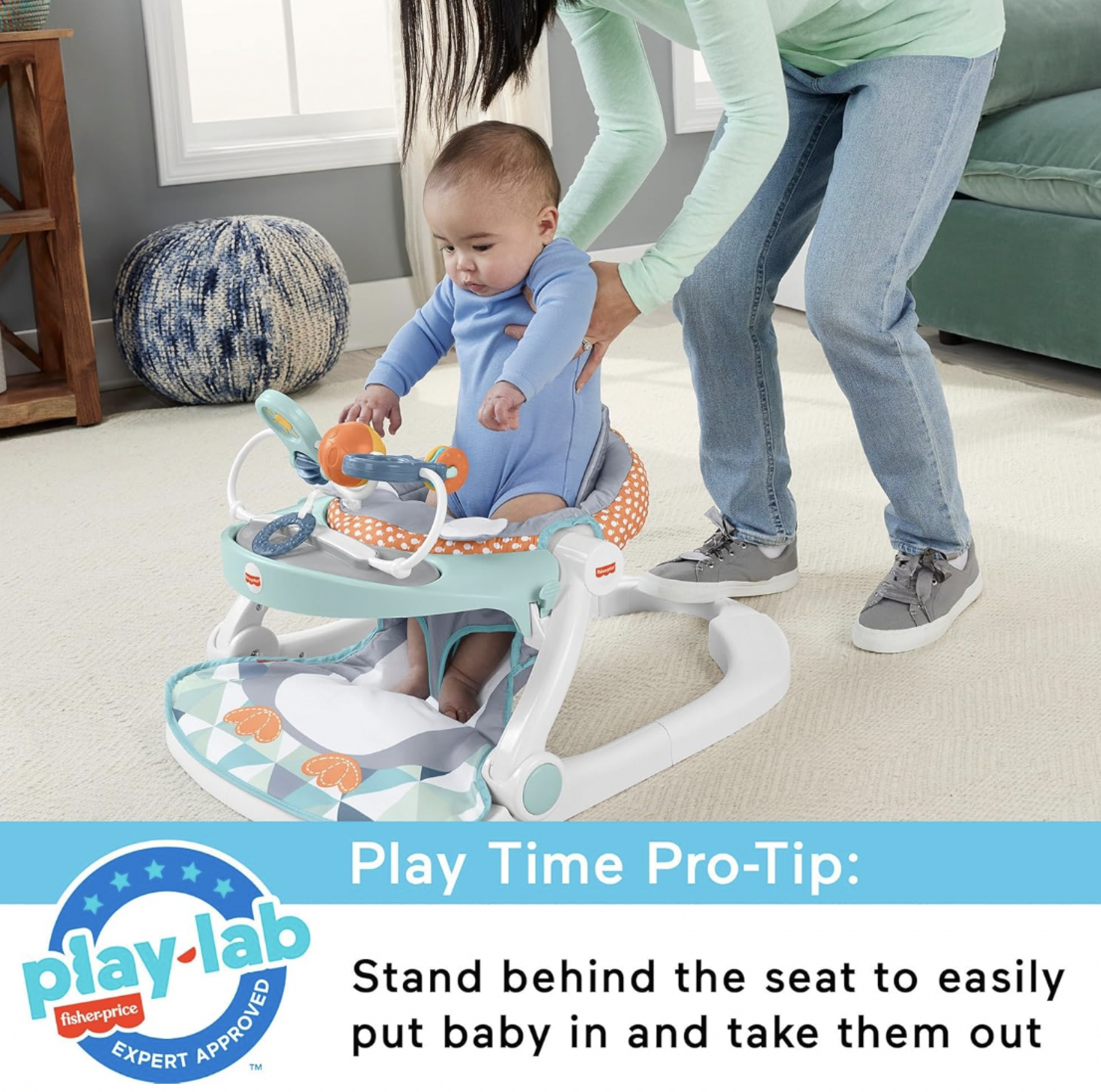 Bébé assis dans le siège au sol Fisher-Price Sit-Me-Up pingouin avec plateau de collation et jouets, scène à la maison