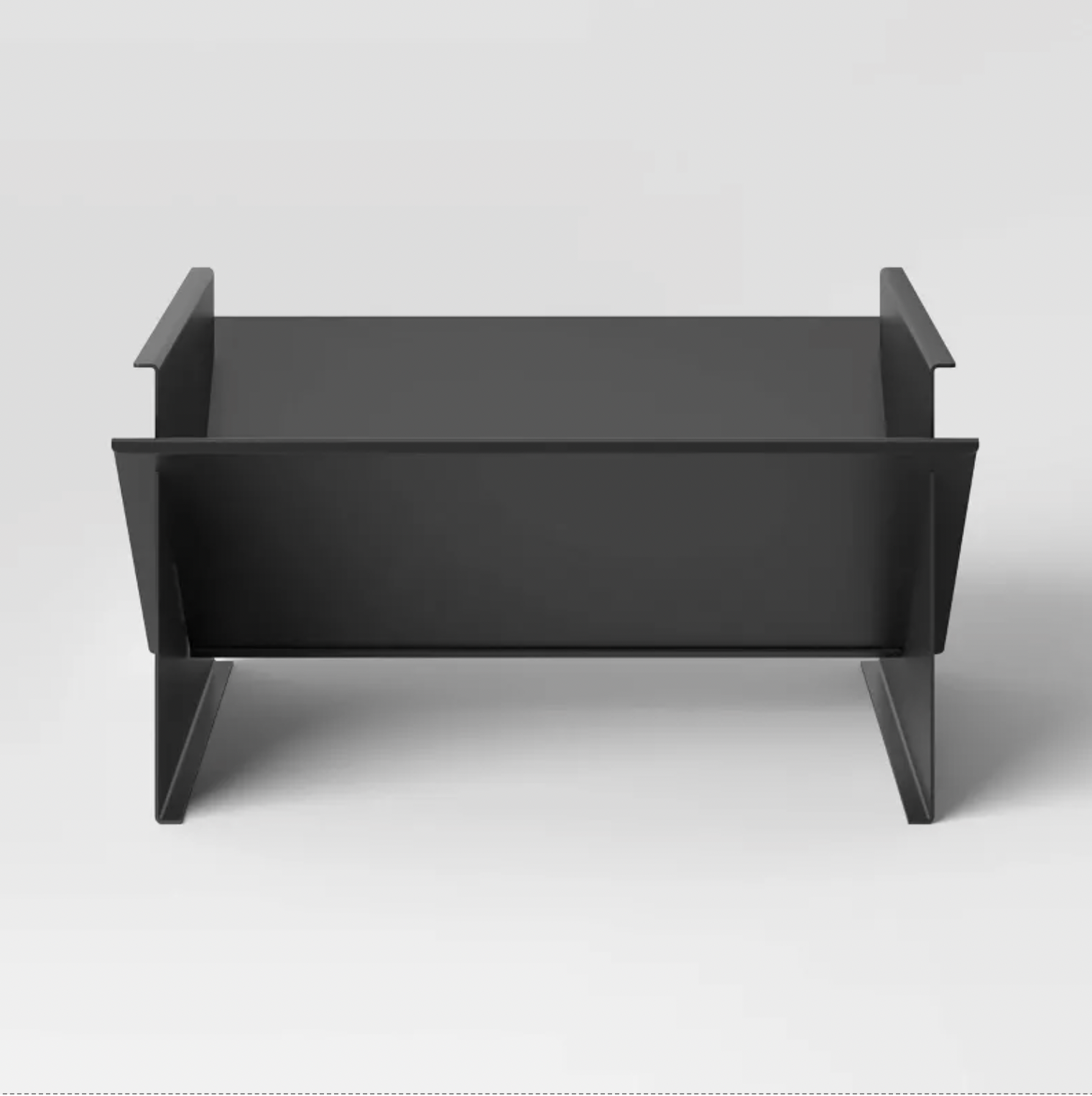 Vue de face du foyer en kit noir avec panneaux en acier géométriques angulaires