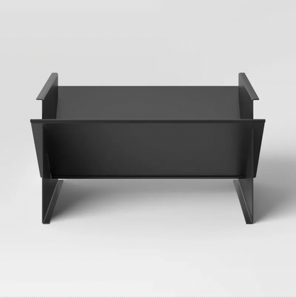 Vue de face du foyer en kit noir avec panneaux en acier géométriques angulaires