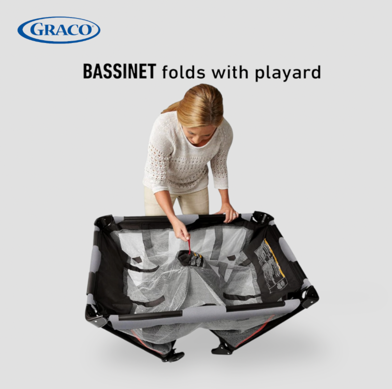 Femme repliant la bassinette d'un parc Graco gris avec mention La bassinette se replie avec le parc