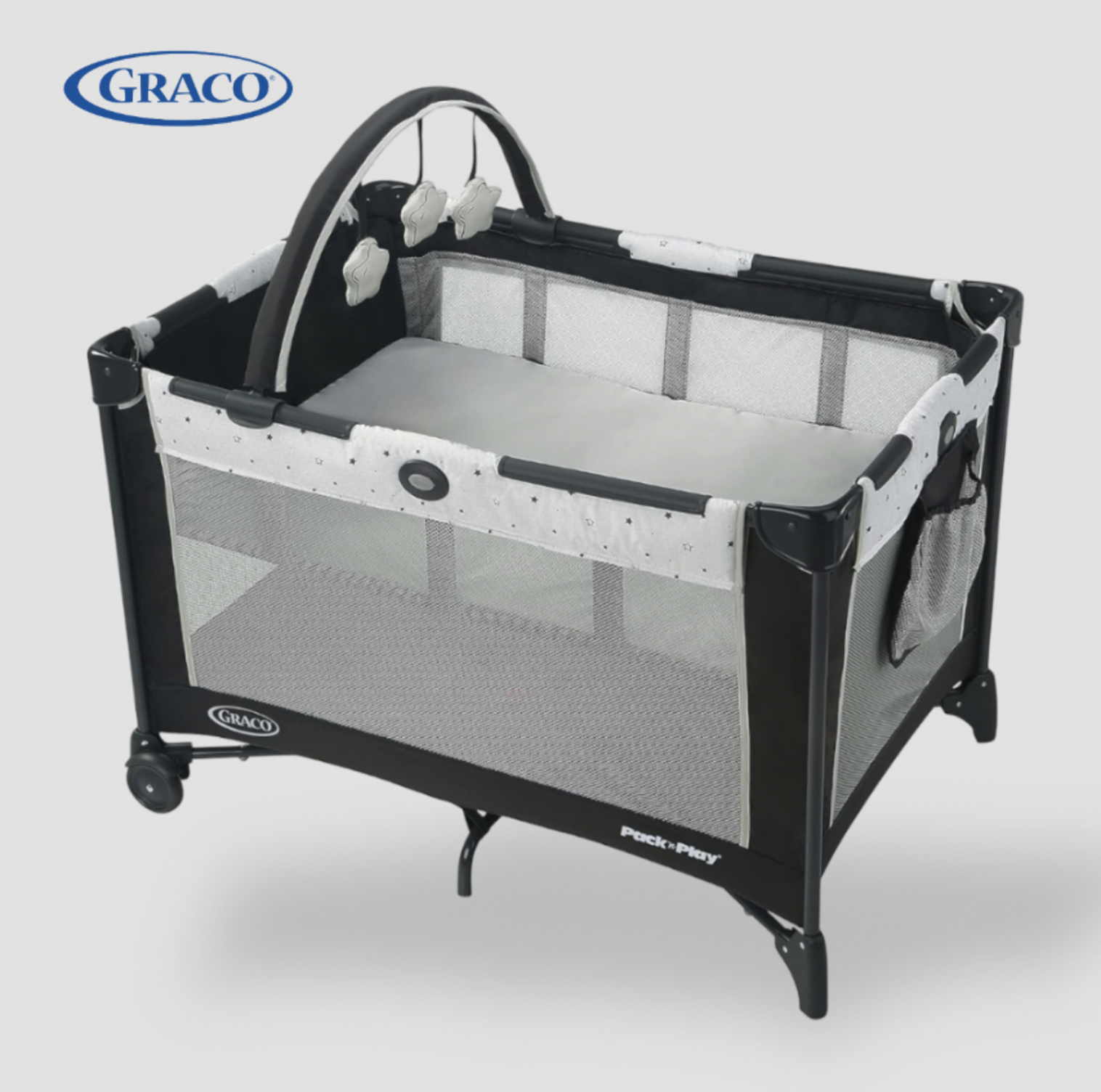 Parc Graco Pack n Play On the Go gris et noir avec bassinette, arche à jouets et peluches, vue trois-quarts