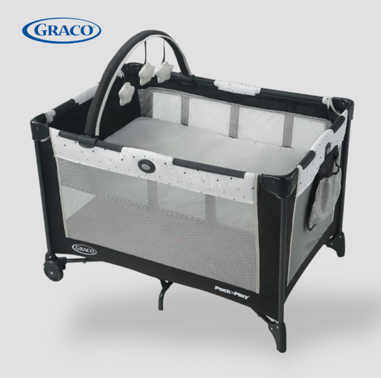 Parc Graco Pack n Play On the Go gris et noir avec bassinette, arche à jouets et peluches, vue trois-quarts