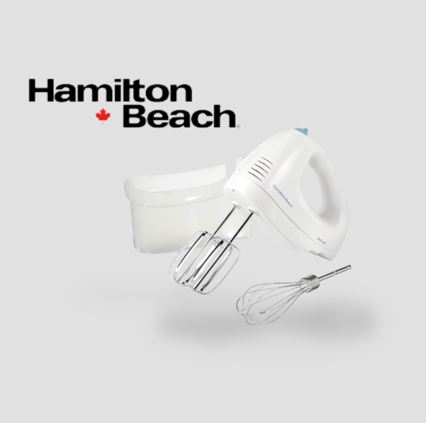 Batteur à main blanc Hamilton Beach avec fouets plats, fouet à fil et étui de rangement à clipser sur fond clair