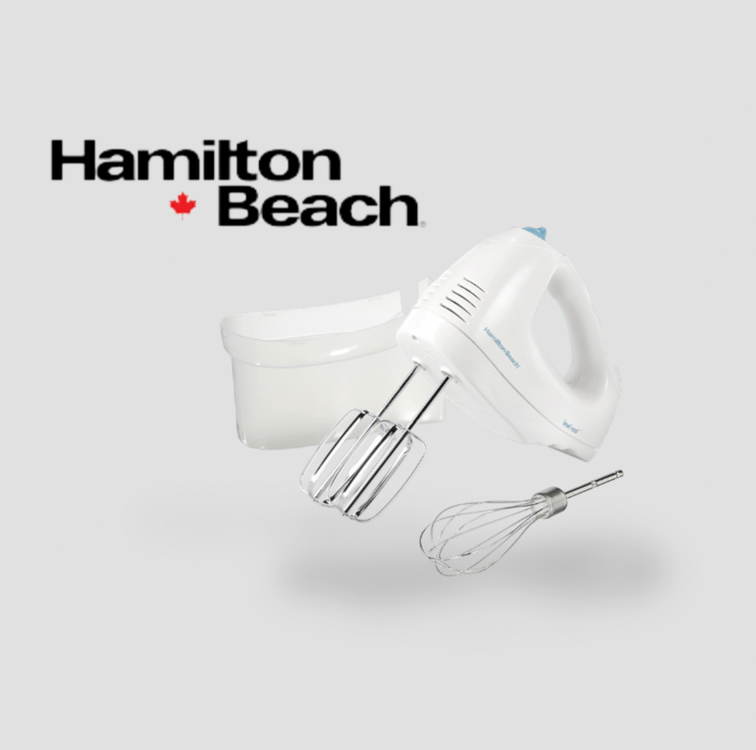 Batteur à main blanc Hamilton Beach avec fouets plats, fouet à fil et étui de rangement à clipser sur fond clair