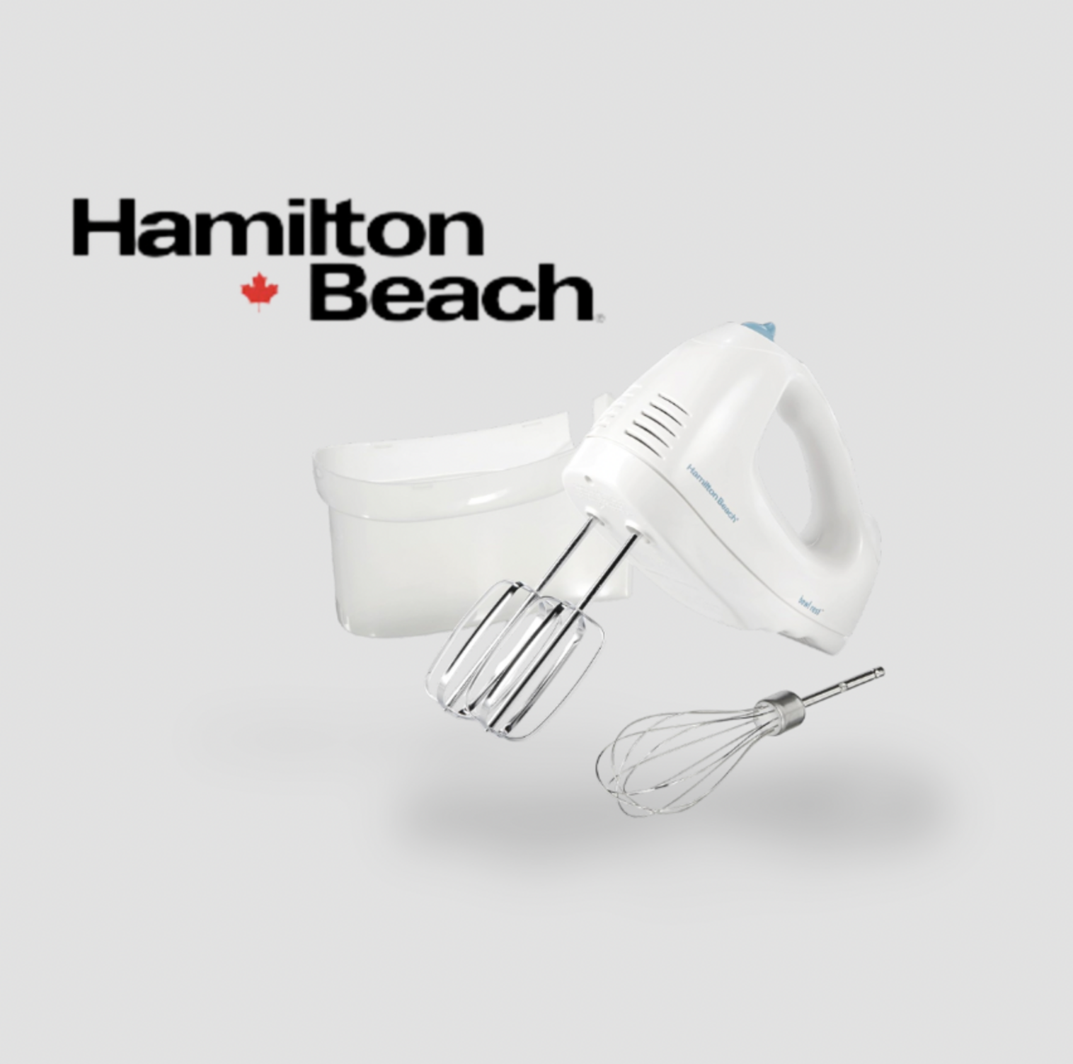 Batteur à main blanc Hamilton Beach avec fouets plats, fouet à fil et étui de rangement à clipser sur fond clair