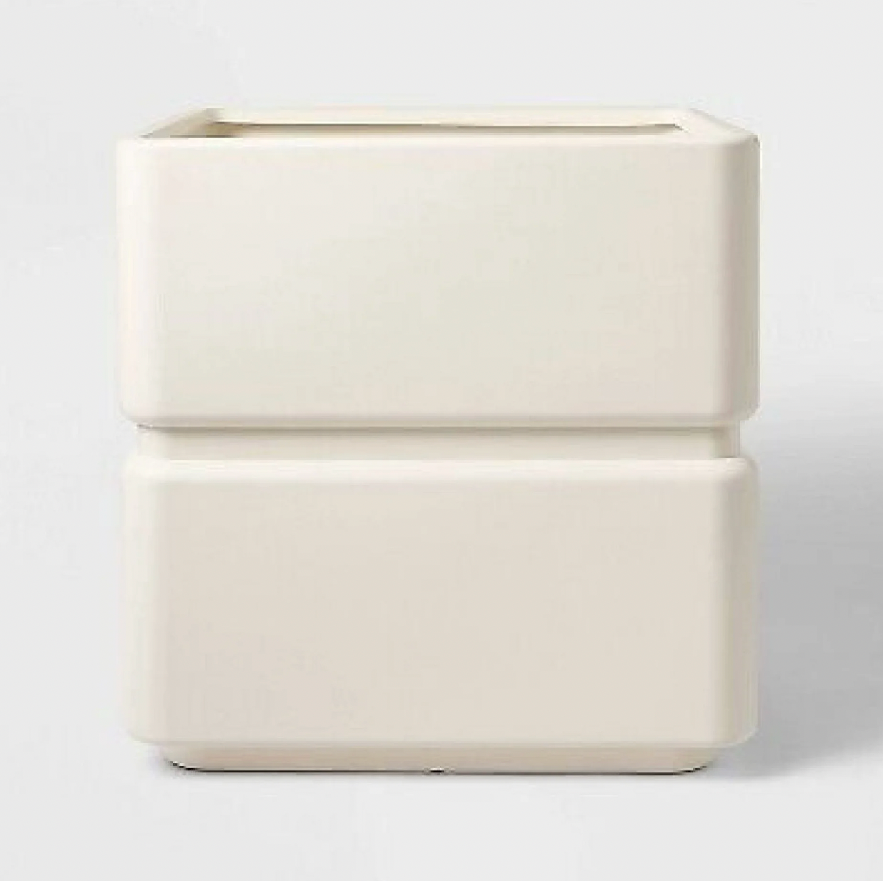 Cache-pot carré en céramique blanc crème avec rainure horizontale, vue de face