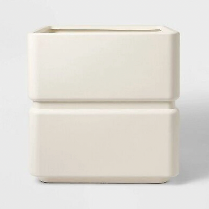 Cache-pot carré en céramique blanc crème avec rainure horizontale, vue de face