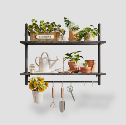 Étagère flottante industrielle noire avec outils de jardinage et plantes en pot sur fond blanc, vue de face