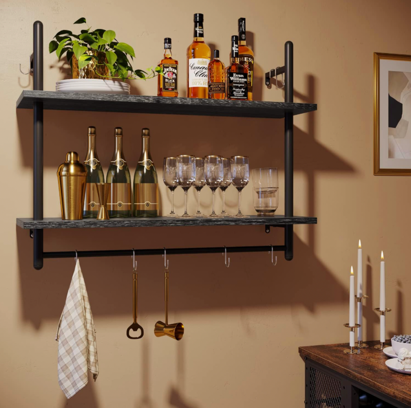Étagère flottante industrielle noire utilisée comme bar maison avec bouteilles de spiritueux, flûtes à champagne et accessoires de bar suspendus